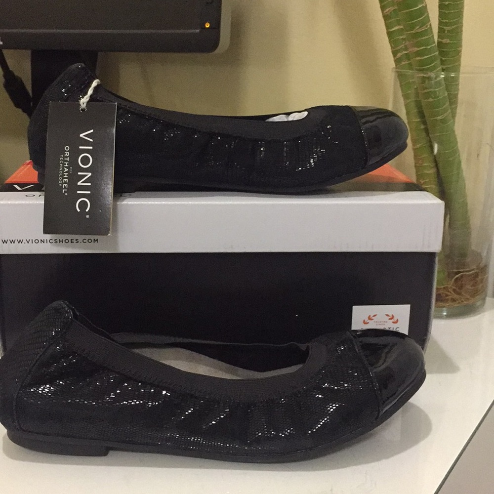 Brand New Vionic Flats sz 6!!
